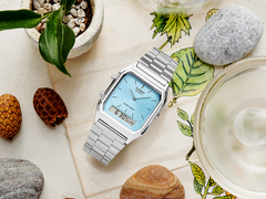Casio AQ230A-2A1M эстетично смотрится на столе.