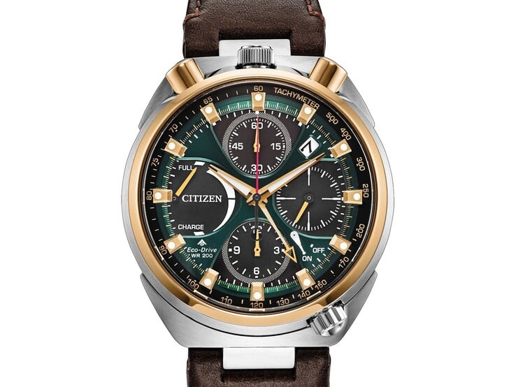 Часы Citizen Promaster Tsuno Chrono Racer AV0104-06W с двухцветным корпусом из нержавеющей стали, изумрудно-зелёным циферблатом, чёрными вспомогательными циферблатами хронографа и коричневым кожаным ремешком.