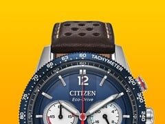 Крупный план хронографа Citizen Racing CA4716-09L, на котором видны синий тахиметрический безель, темно-синий циферблат с серебристыми стрелками и индексами, три дополнительных циферблата, красная центральная секундная стрелка и коричневый перфорированный кожаный ремешок на желтом фоне.
