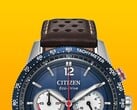 Крупный план хронографа Citizen Racing CA4716-09L, на котором видны синий тахиметрический безель, темно-синий циферблат с серебристыми стрелками и индексами, три дополнительных циферблата, красная центральная секундная стрелка и коричневый перфорированный кожаный ремешок на желтом фоне.