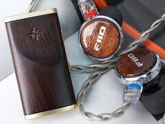 Деревянный ЦАП Fiio Snowsky Melody поддерживает воспроизведение Hi-Res Audio с проводными наушниками 3,5 мм и 4,4 мм. (Источник изображения: Fiio)