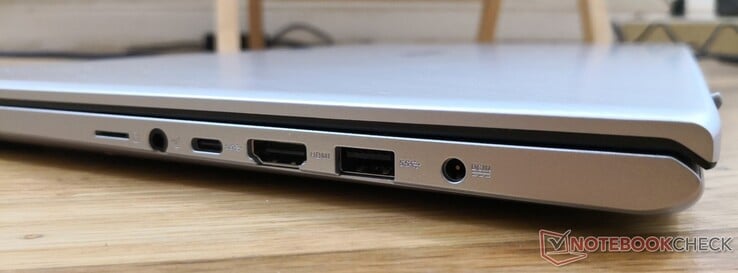 Справа: Отсек для карт MicroSD, 3.5-миллиметровый аудиопорт, USB C 3.1 Gen 1 (без DisplayPort), HDMI, USB 3.0, гнездо питания