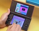 Anbernic RG DS под управлением Kirby: Canvas Curse. (Источник изображения: Anbernic - отредактировано)