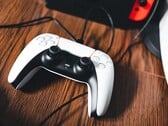 Изображение контроллера PS5 рядом с Nintendo Switch