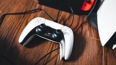 Изображение контроллера PS5 рядом с Nintendo Switch