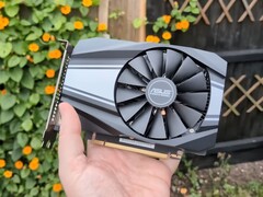 Видеокарта ASUS GTX 1650 Super, использованная в эталонных тестах Battlefield 6 (Источник изображения: RandomGaminginHD с YouTube))