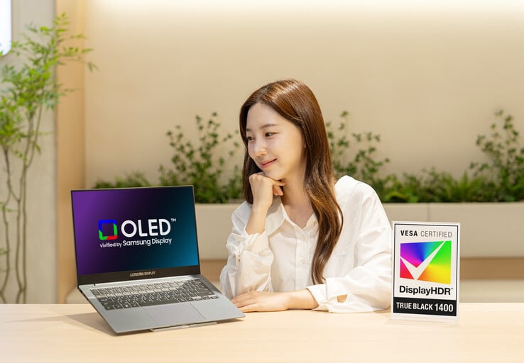 OLED-панель Samsung Display, сертифицированная по стандарту VESA DisplayHDR True Black 1400, установленная в ноутбуке Lenovo Yoga Pro 9i Aura Edition.