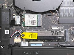 Один из двух твердотельных накопителей M.2 2280 и адаптер Wi-Fi
