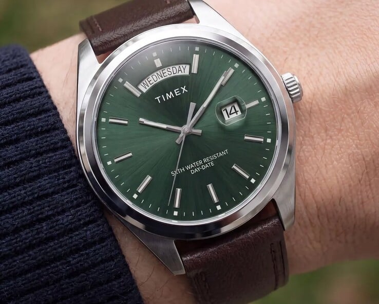 Часы Timex Legacy Day and Date на запястье, с зелёным циферблатом с отделкой «солнечные лучи».