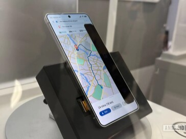 Телефон Samsung Galaxy с новой версией Privacy Display, блокирующей примерно треть экрана.