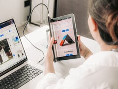Стартовая цена Single Flex Pro по акции составляет $1 299. На снимке: портативный монитор в разложенном виде.
