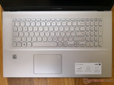 Раскладка этой подсвечиваемой клавиатуры осталась той же, что у прошлогодних VivoBook 17