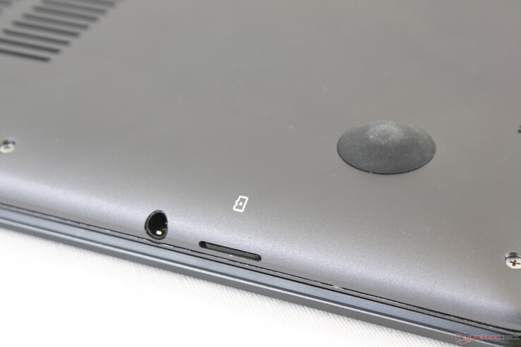 Извлечь карту MicroSD голым пальцем, особенно большим, будет непросто