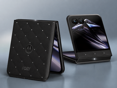 Похоже, чёрный цвет стал основной темой этого года для модели Motorola Razr 70 Swarovski Edition.