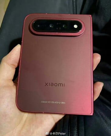 Вид на смартфон Xiaomi 18 Fold, демонстрирующий его широкую заднюю панель.