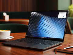 Ноутбук Dell Pro 5 Series 14 (P514260) оснащен алюминиевой верхней крышкой, упором для ладони и нижней крышкой.