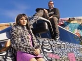 Иллюстрация к игре GTA 6, на которой изображены два персонажа, позирующие на тюнингованном автомобиле