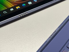 Снизу: Штыри Pogo для крышки клавиатуры