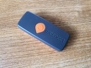 Weenect XS (вверху)