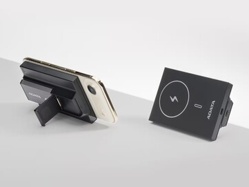 Встроенная подставка для ног позволяет использовать SR800 без рук. (Источник изображения: Adata)