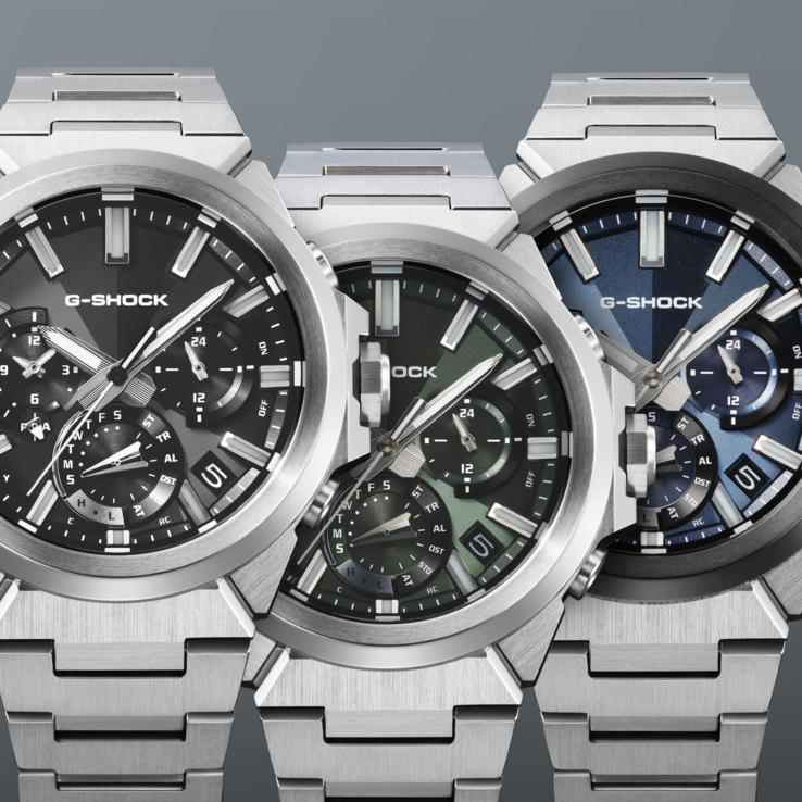 Линейка часов Casio G-Shock G-Steel GST-W1000D слева направо: чёрная модель GST-W1000D-1A, зелёная GST-W1000D-3A и синяя GST-W1000AD-2A.