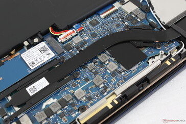 Маленькая система охлаждения состоит из вентилятора диаметром 50 мм и теплоотвода, общего для ЦП и видеокарты Nvidia