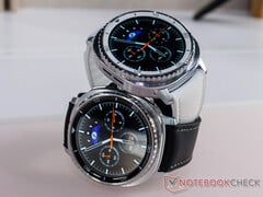 Модель Galaxy Watch 8 Classic оснащена кнопкой быстрого доступа сбоку. На фото: два цветовых варианта смарт-часов. (Источник изображения: Notebookcheck)