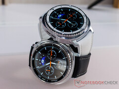 Модель Galaxy Watch 8 Classic оснащена кнопкой быстрого доступа сбоку. На фото: два цветовых варианта смарт-часов. (Источник изображения: Notebookcheck)