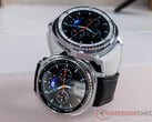 Модель Galaxy Watch 8 Classic оснащена кнопкой быстрого доступа сбоку. На фото: два цветовых варианта смарт-часов. (Источник изображения: Notebookcheck)