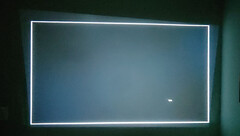 Автокестонирование обрезает активную область проекции, чтобы сохранить квадратное изображение. В неиспользуемой области (вверху слева) остаются заметными слабые световые разводы. (Источник изображения: Notebookcheck)