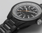 Часы Huckberry x Timex 1979 Black Max, на фото с черным ремешком из нержавеющей стали на белом фоне. (Источник изображения: Timex)