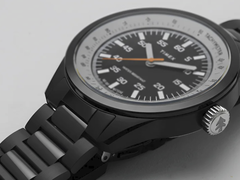 Часы Huckberry x Timex 1979 Black Max, на фото с черным ремешком из нержавеющей стали на белом фоне. (Источник изображения: Timex)