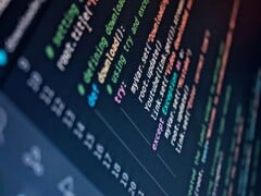 Крупный план экрана, на котором показан исходный код на языке Python, выделенный цветом