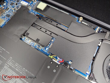 Версия от AMD: Множество черных пластиковых крышек, SSD расположен сверху у края дисплея.