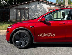 Логотип платформы Tesla Robotaxi на модели Y (Источник изображения: TslaChan/X)