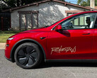 Логотип платформы Tesla Robotaxi на модели Y (Источник изображения: TslaChan/X)