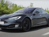 Tesla Model S P90D с пробегом более 430 тысяч миль на оригинальной батарее до сих пор работает отлично, за исключением некоторого износа салона. (Источник: AutoTrader через YouTube)