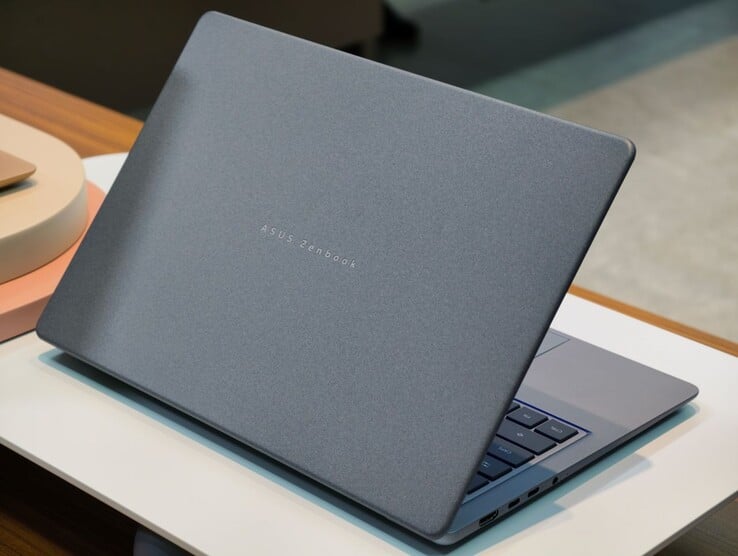 Кералюминиевые крышки ноутбуков 2026 Zenbook 14 имеют уникальную текстуру, которая защищает от пятен и царапин.