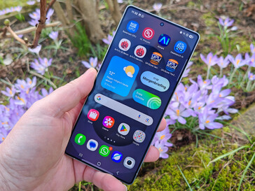 Samsung Galaxy S25 Ultra на открытом воздухе