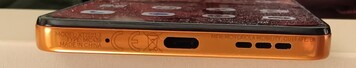 Снизу: микрофон, порт USB-C, динамик