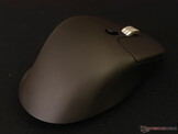 Вид сзади справа на Keychron M6 8K. 