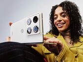 По имеющимся данным, Motorola вскоре представит более компактный Razr Flex наряду с показанным здесь Razr Fold.
