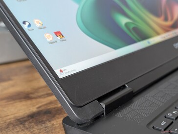 Никакого стекла от края до края, OLED или сенсорных экранов, чтобы сохранить низкую стоимость