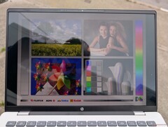 На открытом воздухе при яркой пасмурной погоде, когда на экране появляются блики и он относительно тусклый