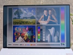 На открытом воздухе при яркой пасмурной погоде