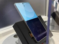 Телефон Samsung Galaxy с новой версией Privacy Display, блокирующей половину экрана.