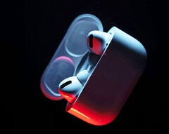Ожидается, что AirPods Pro 3 будут иметь более компактный зарядный корпус без кнопки сопряжения. (Источник изображения: Patrick Zahn)
