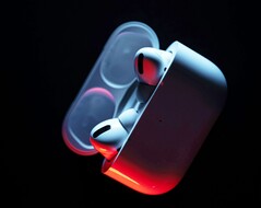 Ожидается, что AirPods Pro 3 будут иметь более компактный зарядный корпус без кнопки сопряжения. (Источник изображения: Patrick Zahn)