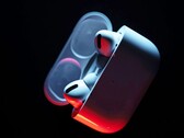 Ожидается, что AirPods Pro 3 будут иметь более компактный зарядный корпус без кнопки сопряжения. (Источник изображения: Patrick Zahn)