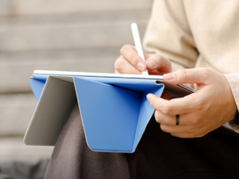 Динамический фолиант Moft (на фото) может складываться, чтобы расположить iPad под более чем 20 различными углами. (Изображение с сайта Moft)